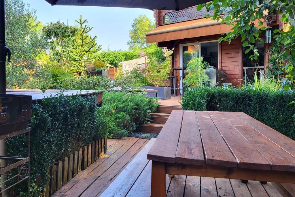 Dans Un Parc Privatif Arbore Chalet Reau